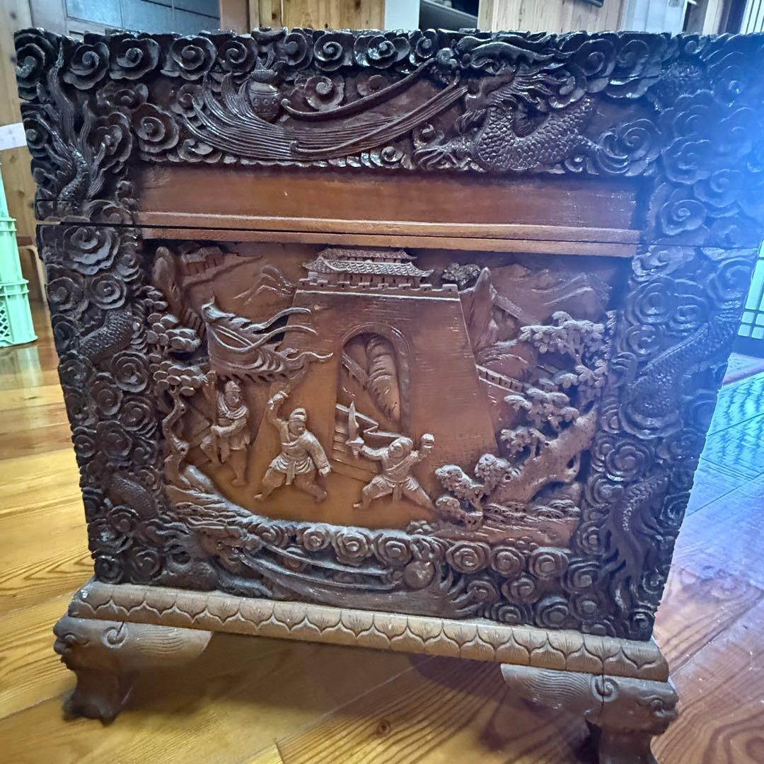 中国美術　アンティーク　木彫り衣装箱　家具　李朝　買取品　ディスプレー