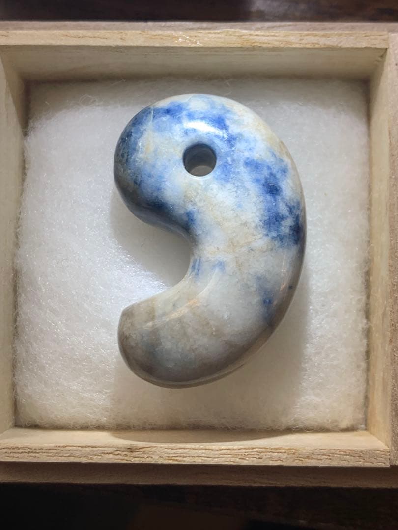 最上級　茄子紺　入りコン沢青翡翠　勾玉　糸魚川翡翠　コン沢勾玉　ひすい　ヒスイ