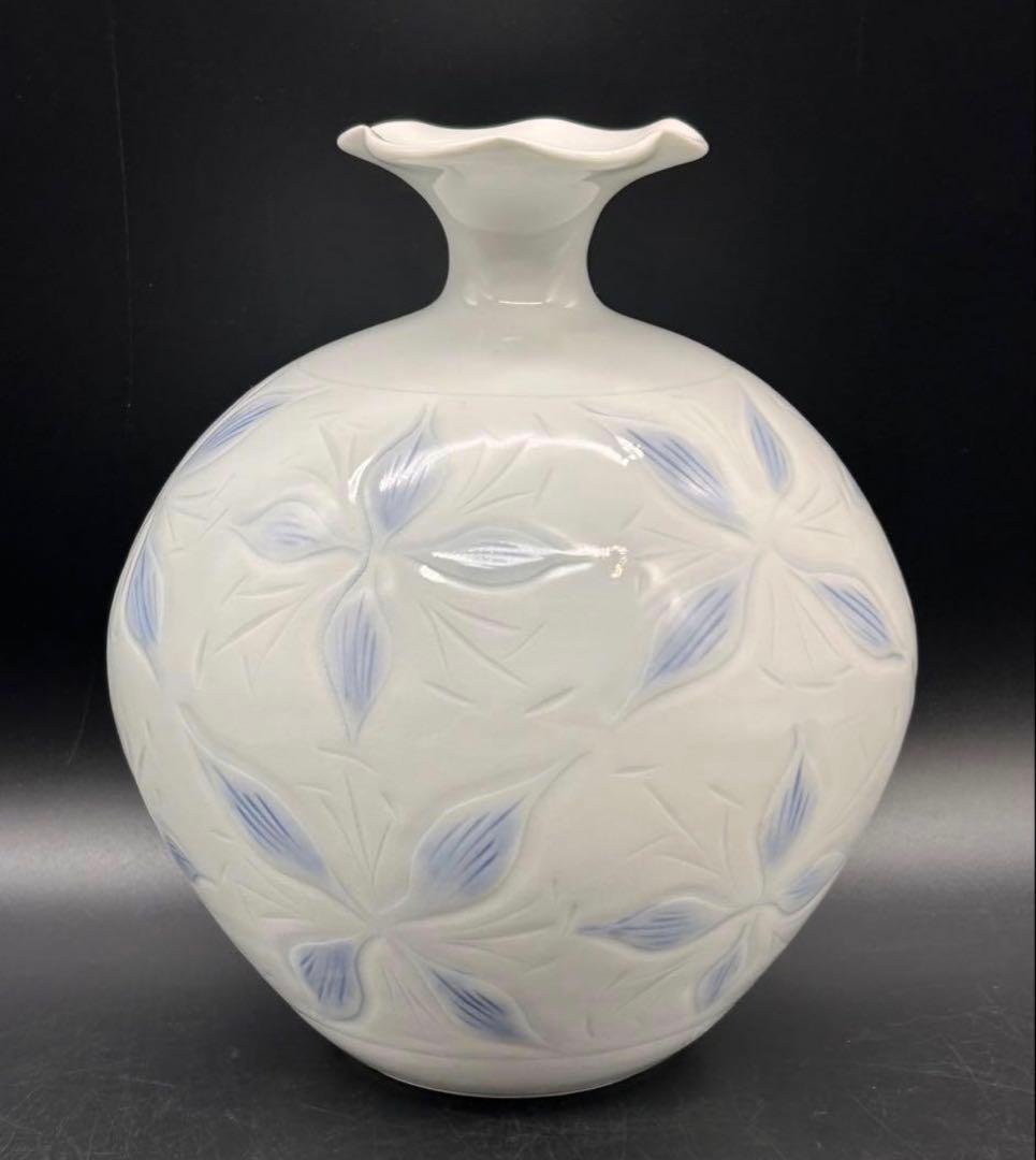 【希少】有田焼　藤井朱明 白磁 花瓶 陶芸日展作家　白磁彫花紋壷　レア