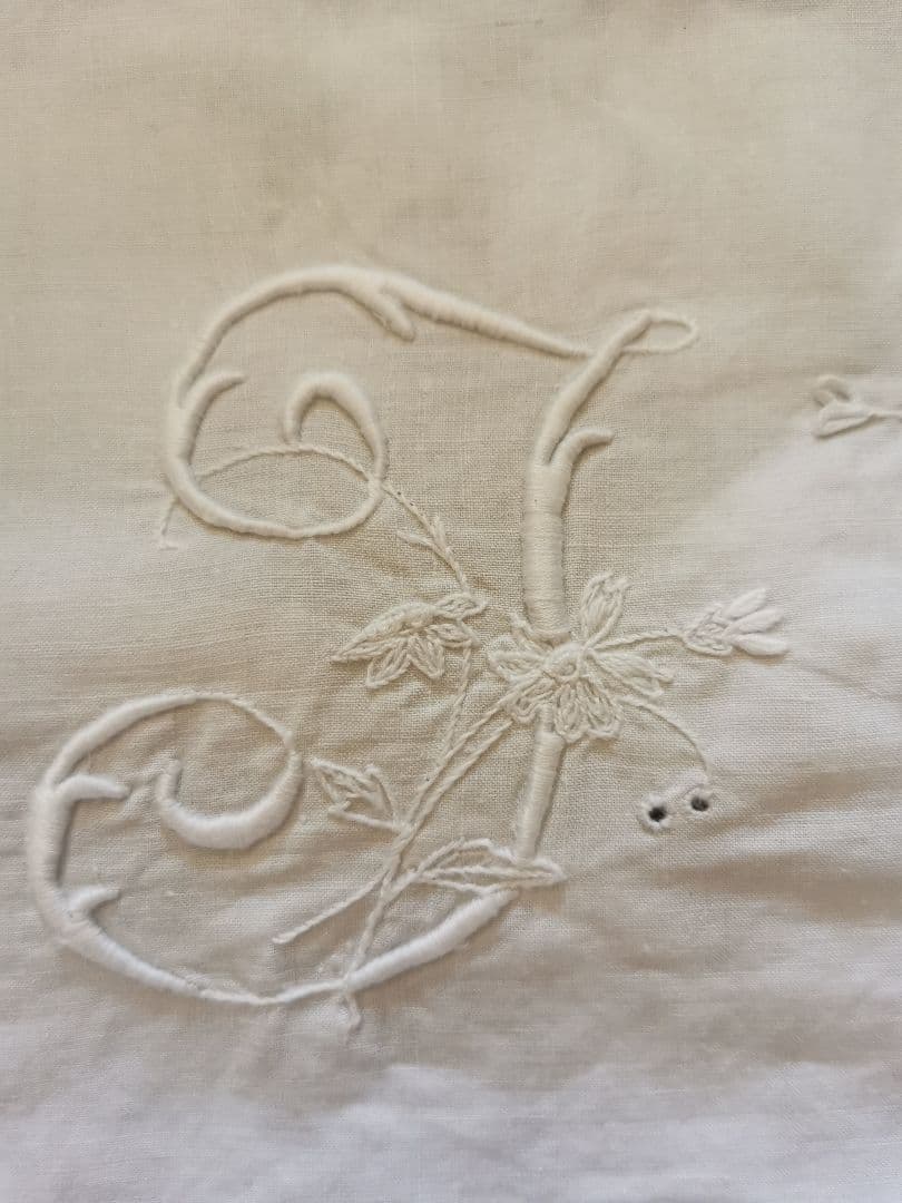アンティーク オープンカットワーク薔薇レース イニシャル花文字刺繍 リネンカバー