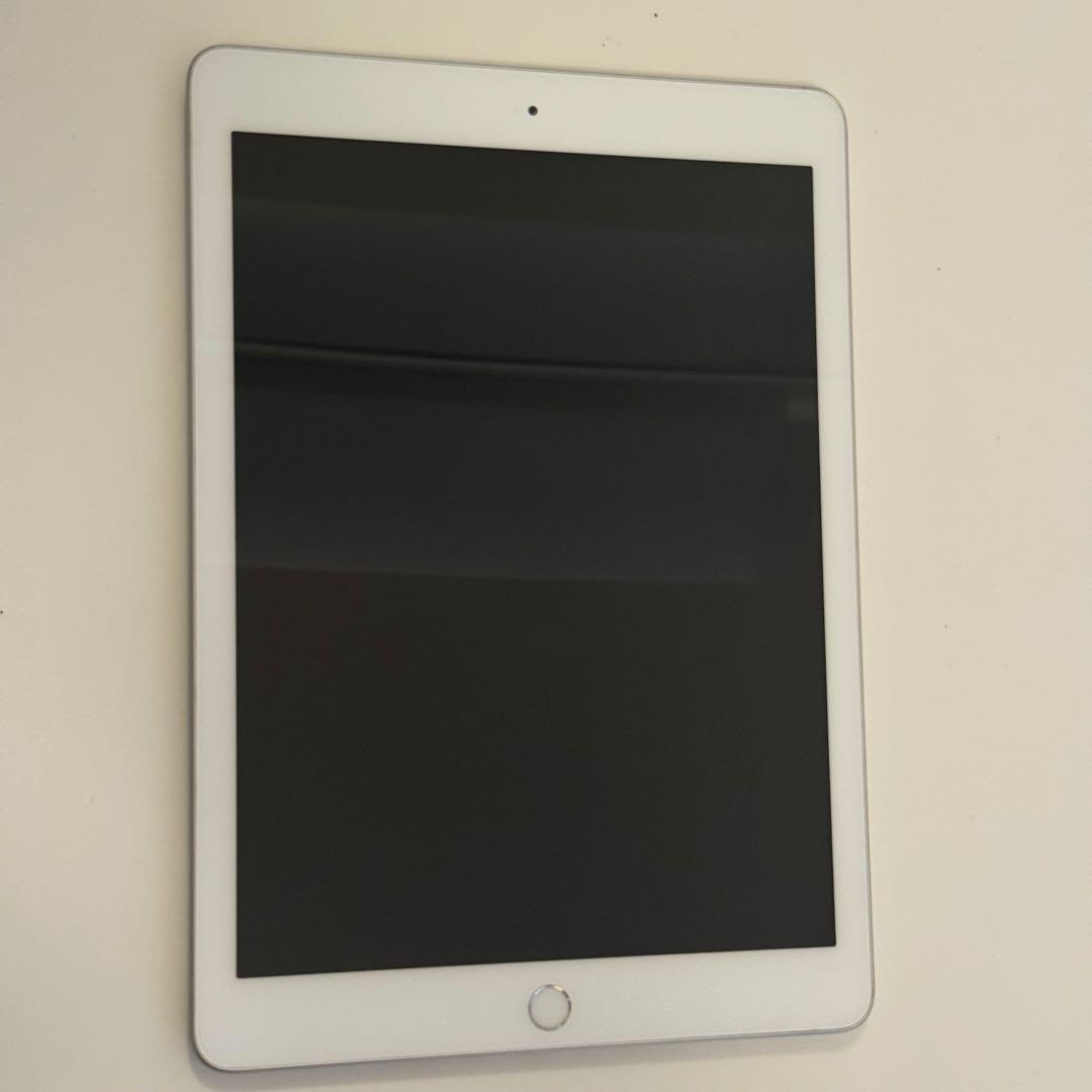 Apple iPad 第6世代　シルバー　32GB 本体
