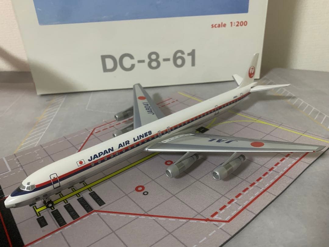 ｊａｌｕｘ公式モデル１／２００日航ＤＣ８－６１プラスティック樹脂製完成品