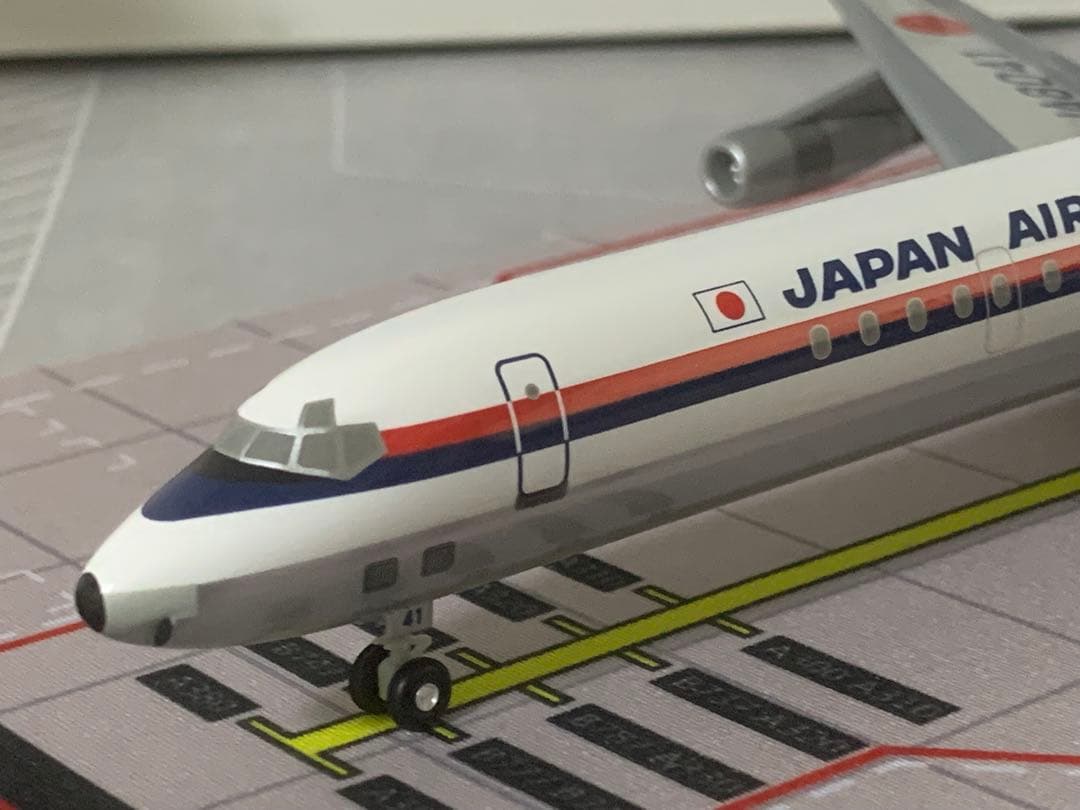 ｊａｌｕｘ公式モデル１／２００日航ＤＣ８－６１プラスティック樹脂製完成品