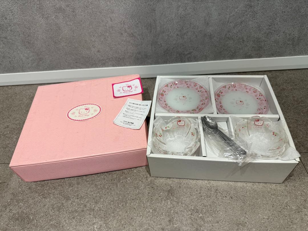 新品未使用　ハローキティー　デザート皿セット