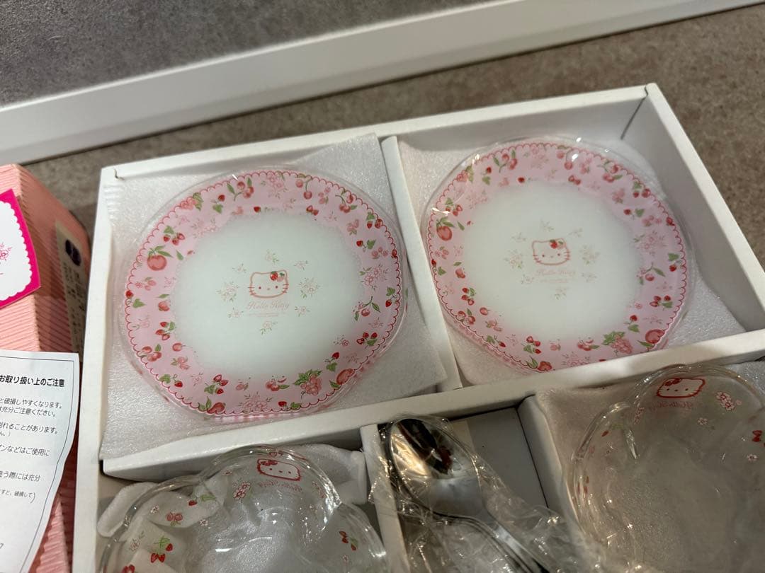 新品未使用　ハローキティー　デザート皿セット