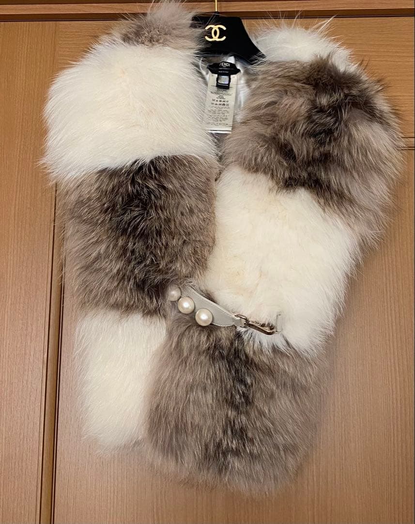 美品フェンディFENDIパール付きフォックスファー ショール毛皮