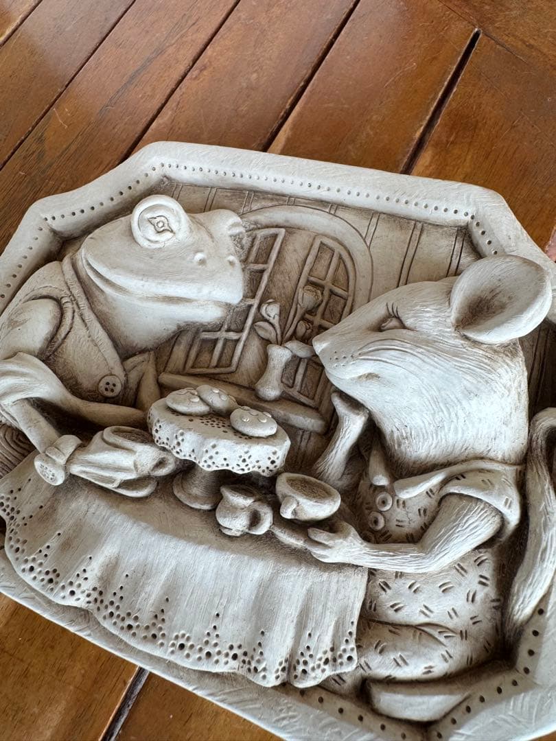 カエルとネズミのtea time ライムストーン　壁掛けオーナメント