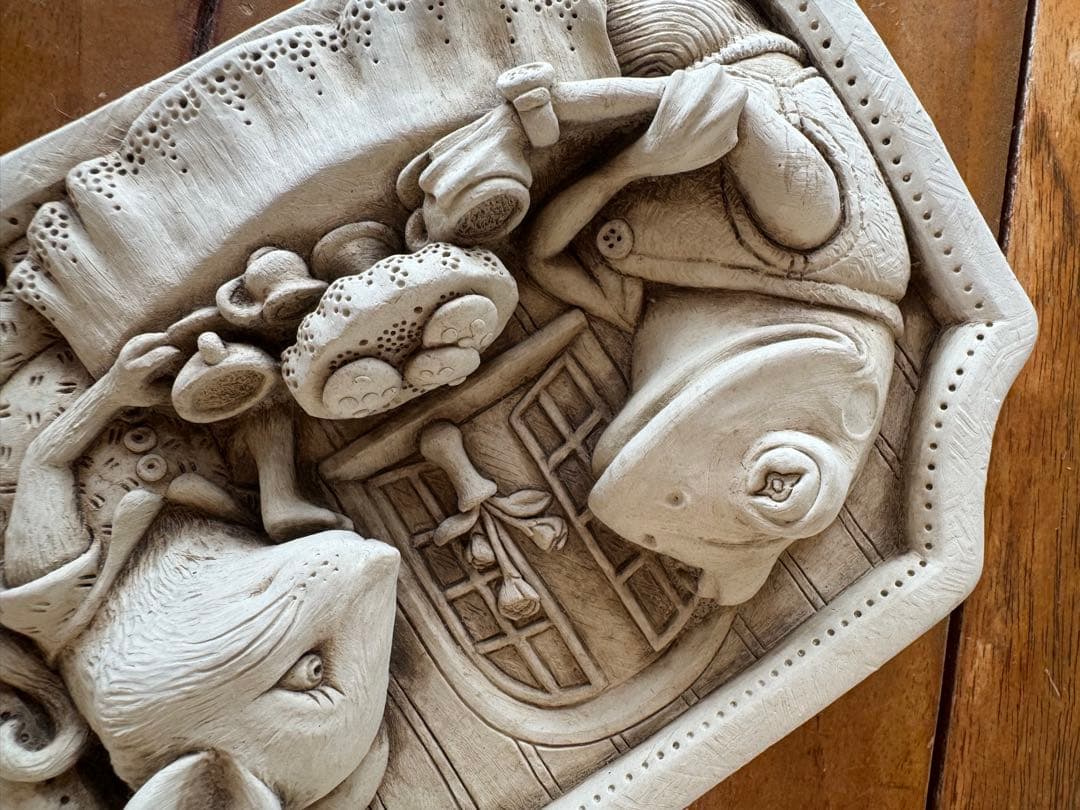 カエルとネズミのtea time ライムストーン　壁掛けオーナメント