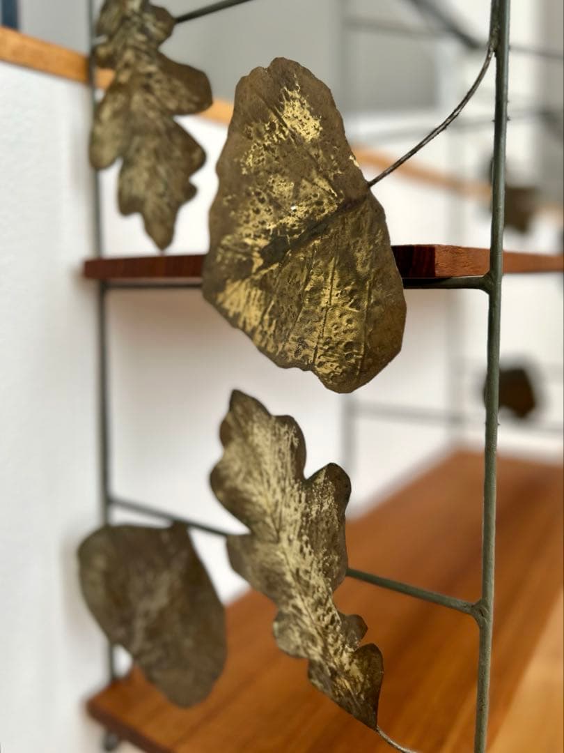 独60年代　ヴィンテージ・アイアンシェルフ　真鍮の葉っぱモチーフとチーク材の棚板