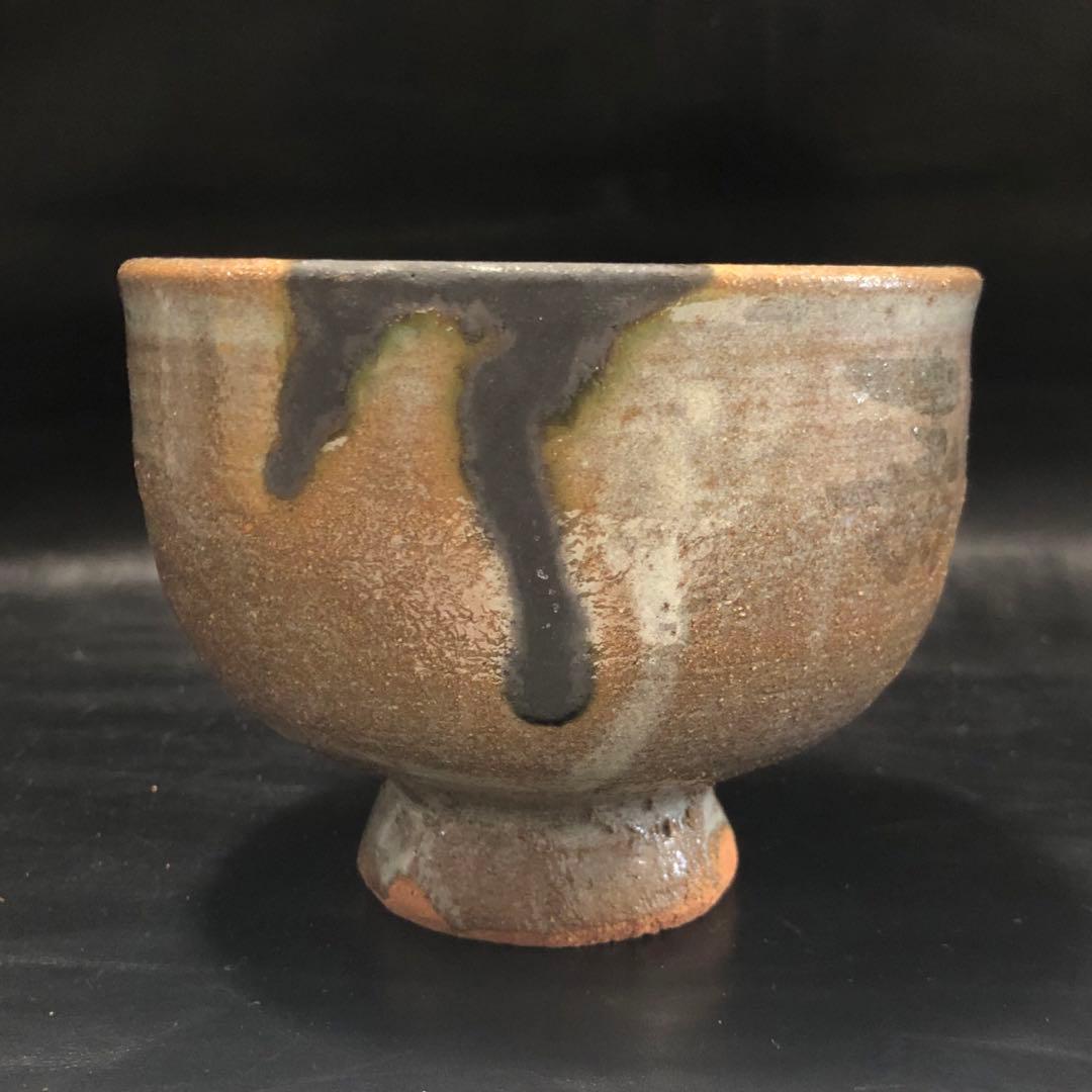 可憐な古美術◾️蔵から高台の高い謎の字が書かれた抹茶茶碗が出てきました。茶道具