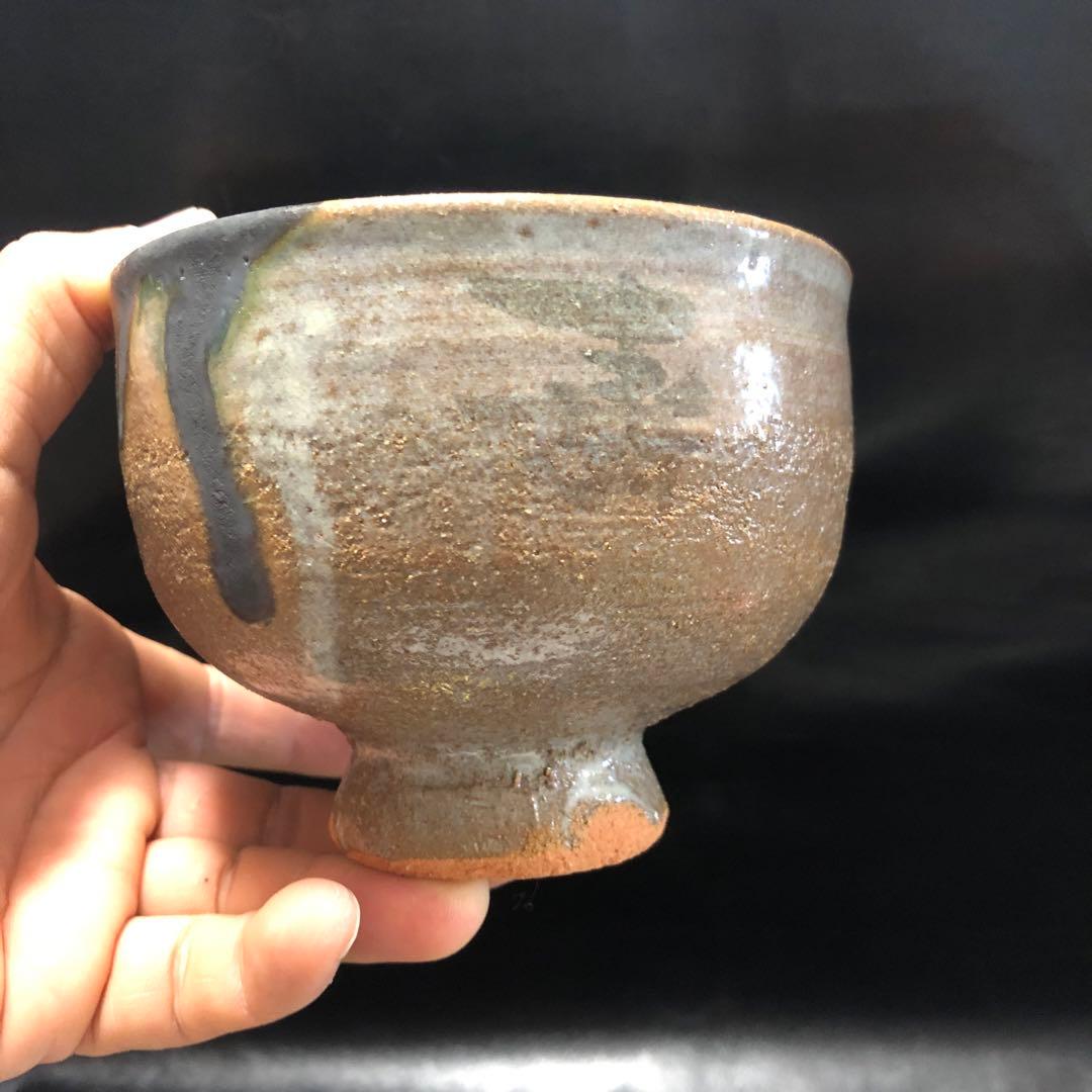 可憐な古美術◾️蔵から高台の高い謎の字が書かれた抹茶茶碗が出てきました。茶道具