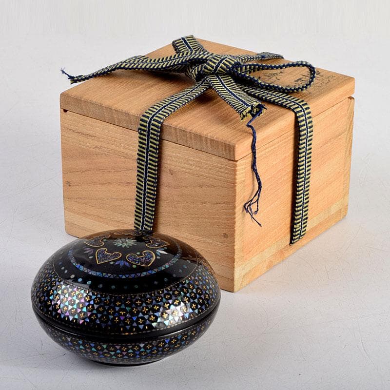 茶道具　黒漆　青貝　螺鈿装飾　香合　時代箱　V　8831