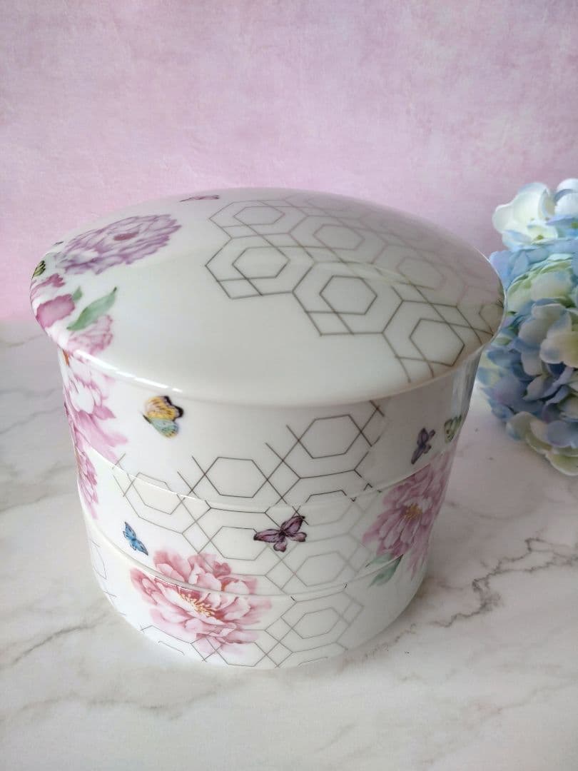 キレイなあのママも使ってる☆ピオニーが高貴で食卓華やぐ三段重