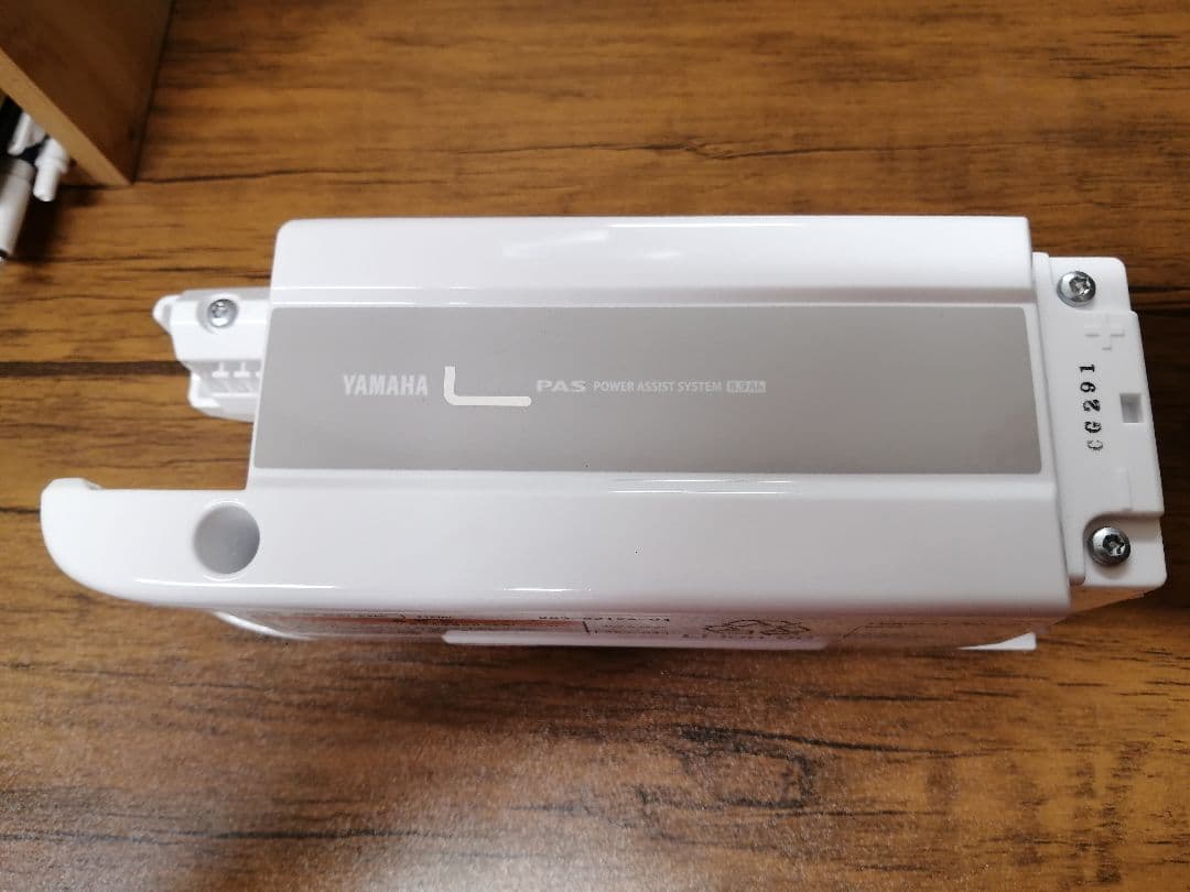 YAMAHA 電動自転車用バッテリーと 充電器。 X83-8212A-04