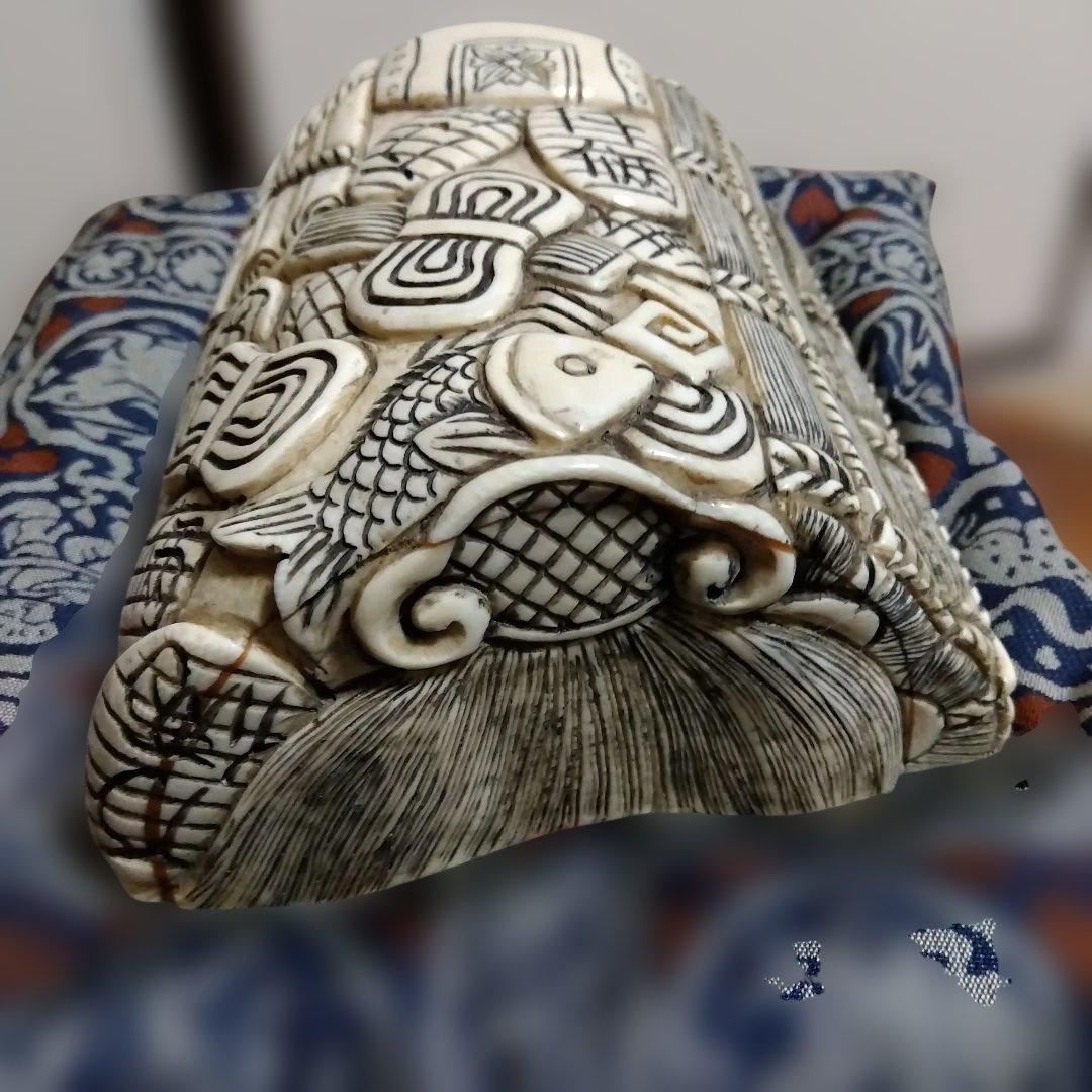 縁起良い置物　宝尽し図　書道などの腕枕？　天然素材(牙角骨？)　座布団付き