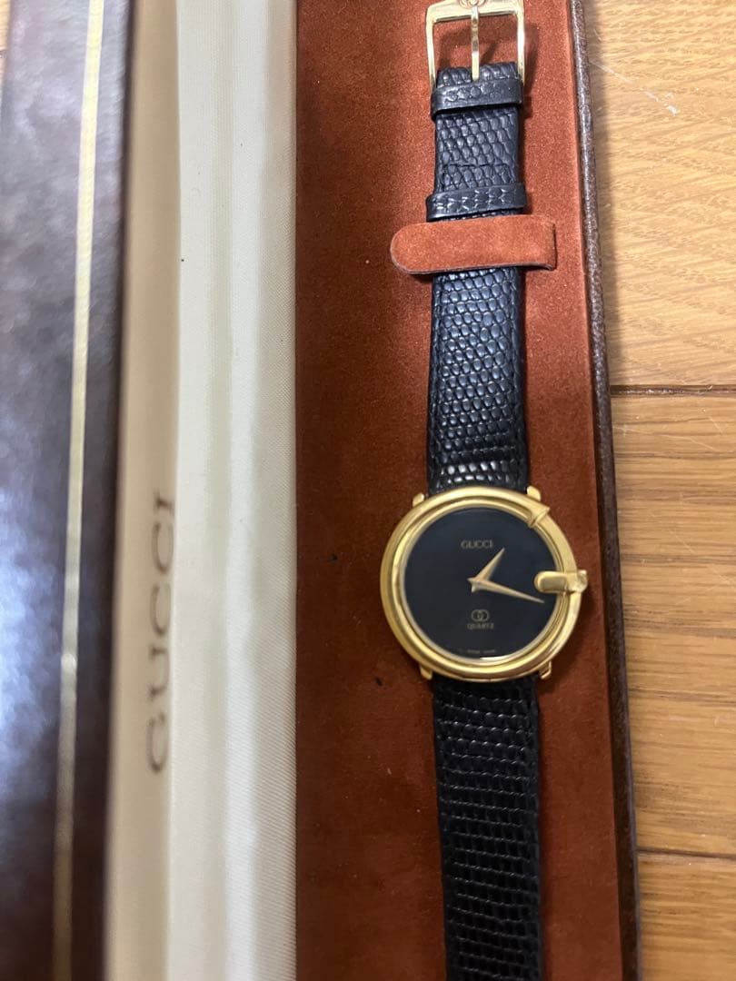 GUCCI ブラックレザー アナログ腕時計