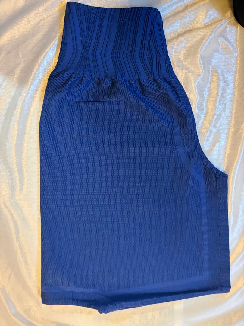 エイポックエイブル　青トップス