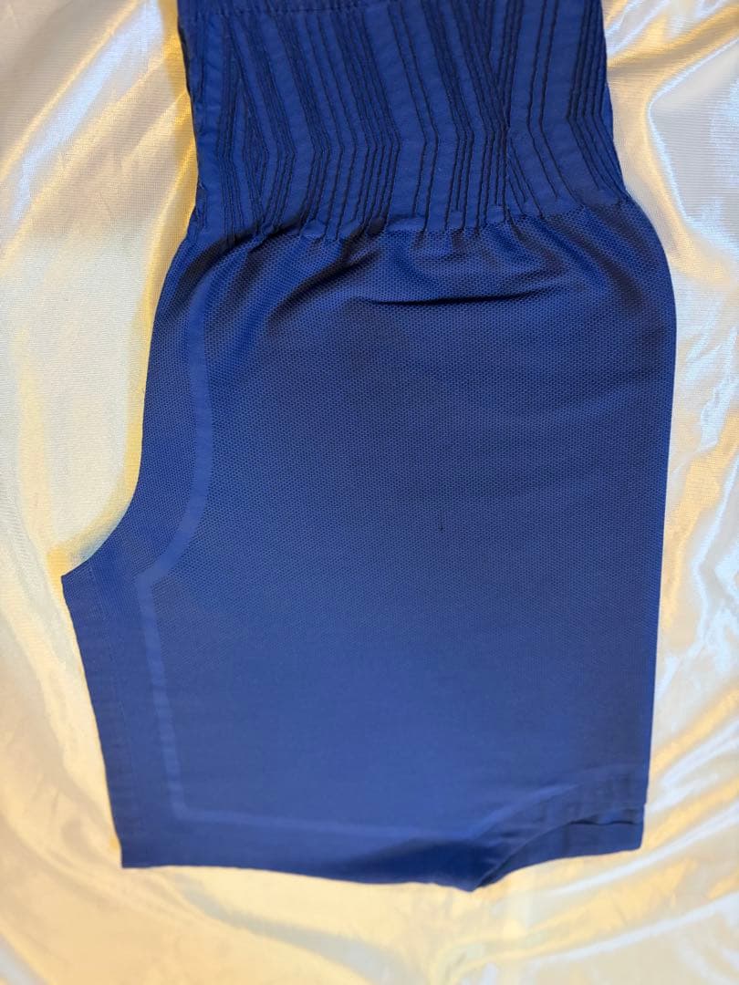 エイポックエイブル　青トップス