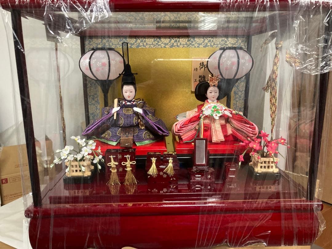 伝統的なひな人形 赤いディスプレイケース