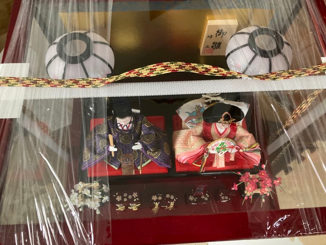 伝統的なひな人形 赤いディスプレイケース