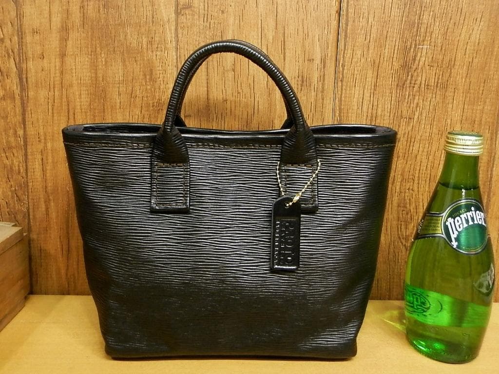 ☆XSサイズ☆水シボ柄レザー×赤裏地のミニトートバッグ♪黒ハンドメイド牛革レザー