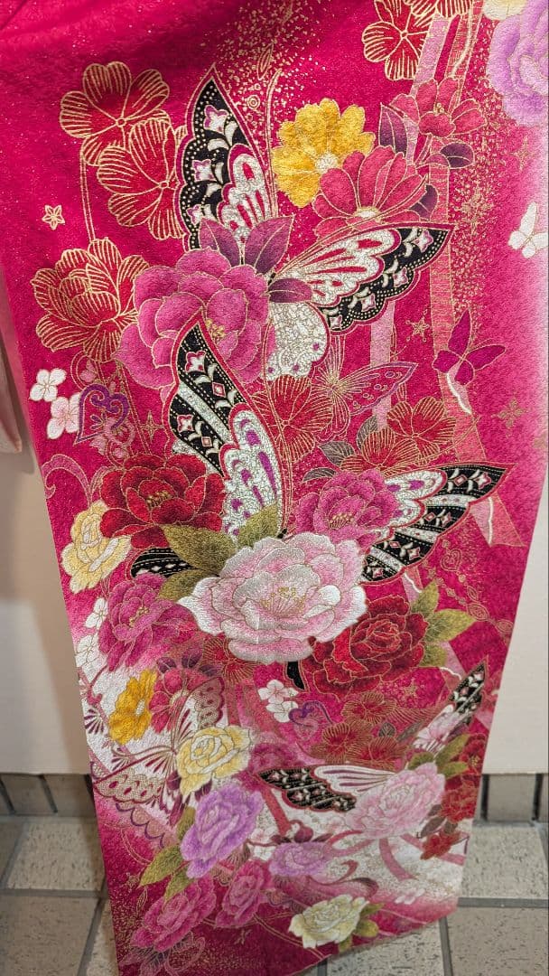【美品】ピンク地に花や蝶の柄•振袖•Ｌサイズ