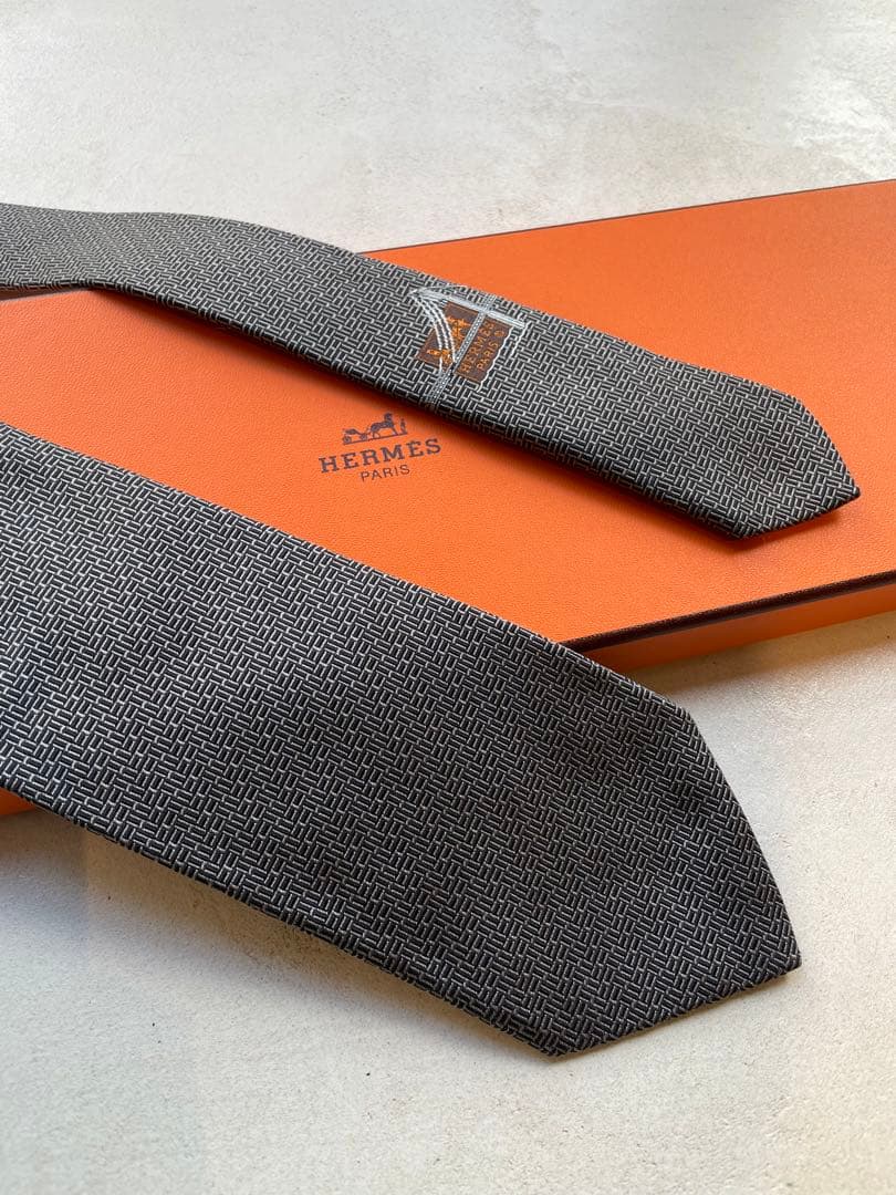【極美品】HERMES 幾何学模様 シルク　ネクタイ　ブラック　ホワイト