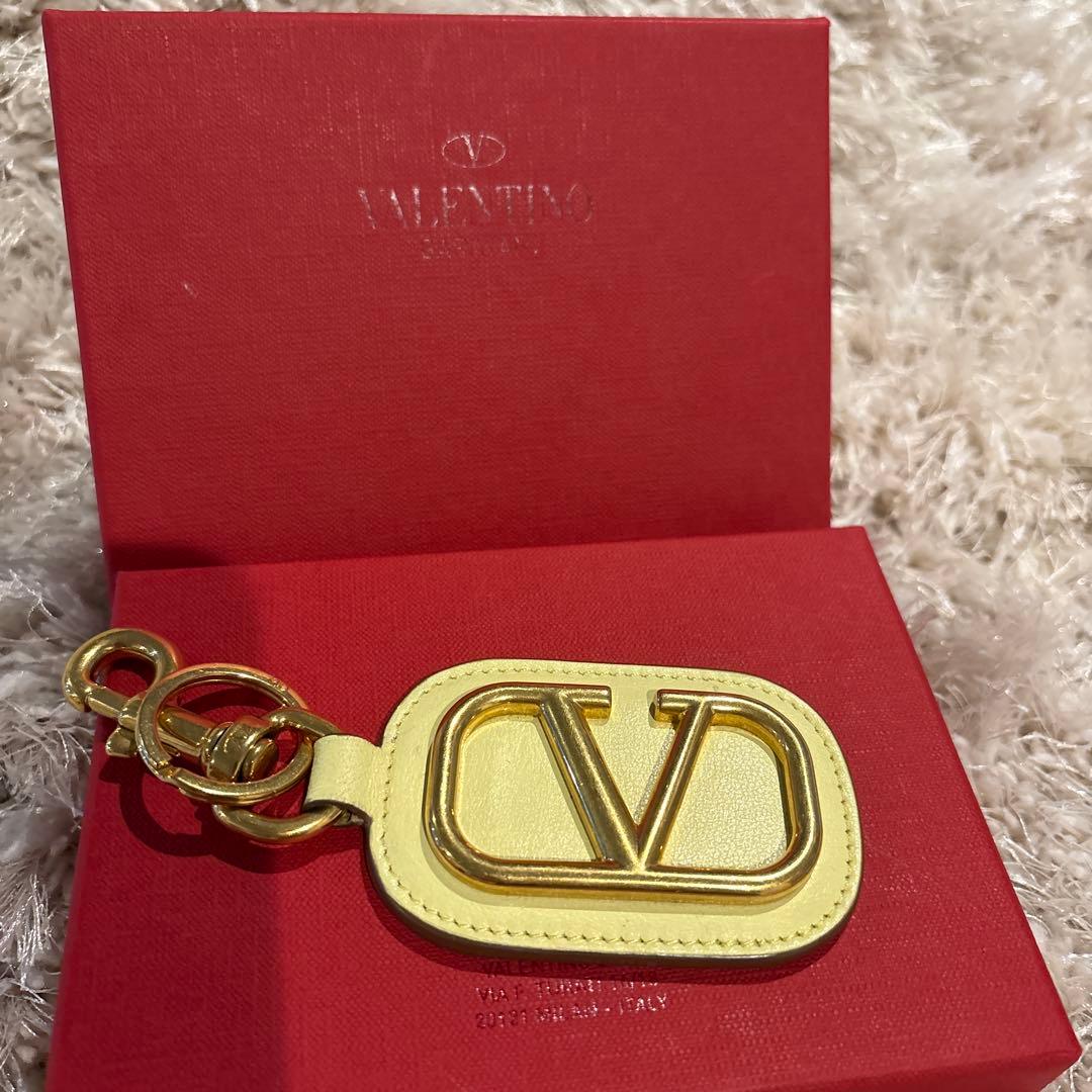 VALENTINO ロゴ メタリック グレイン カーフスキン キーチェーン