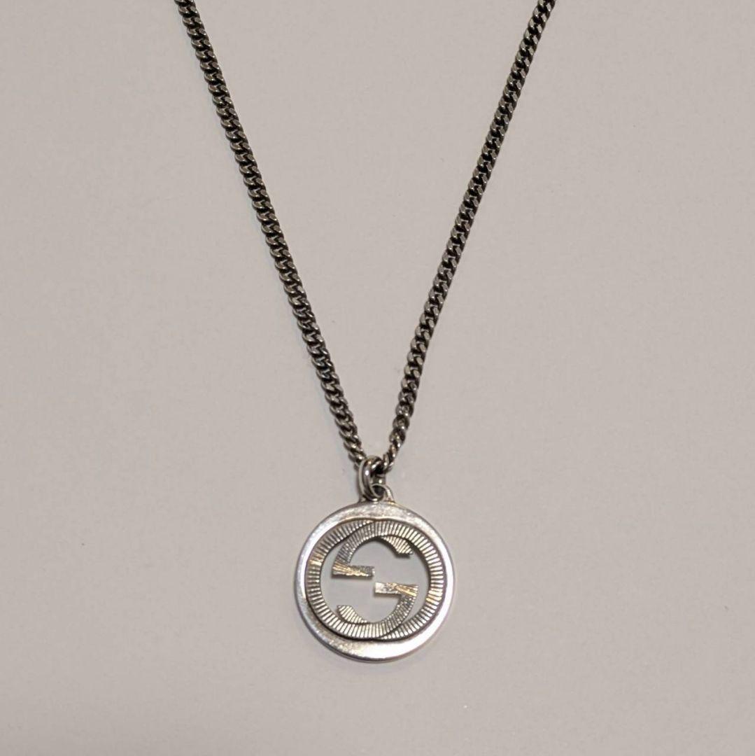 Gucci シルバー ロゴペンダント メンズネックレス
