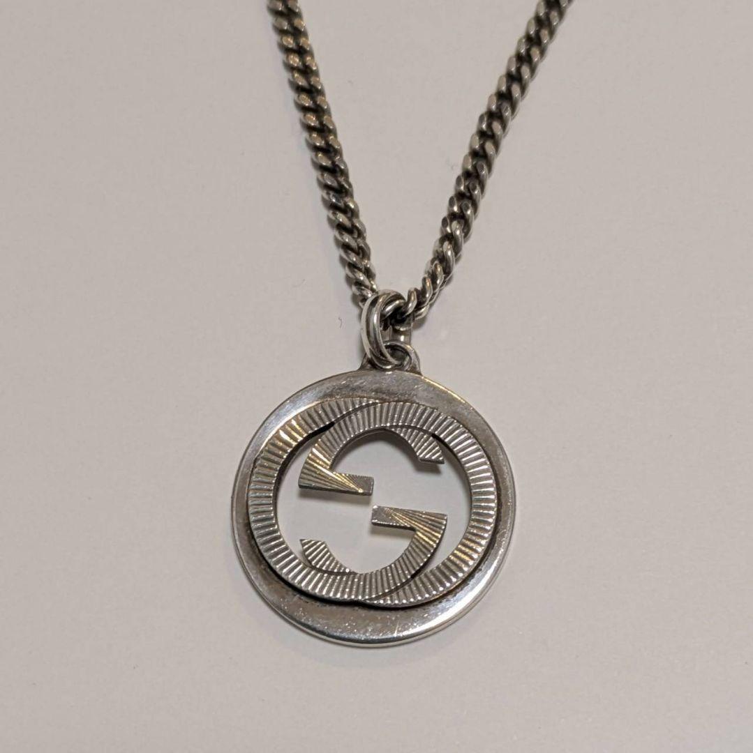 Gucci シルバー ロゴペンダント メンズネックレス