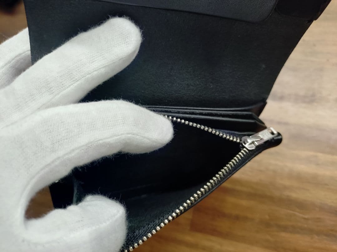 ブラックレザー 二つ折り財布 スナップボタン付き ミニトラッカーウォレット