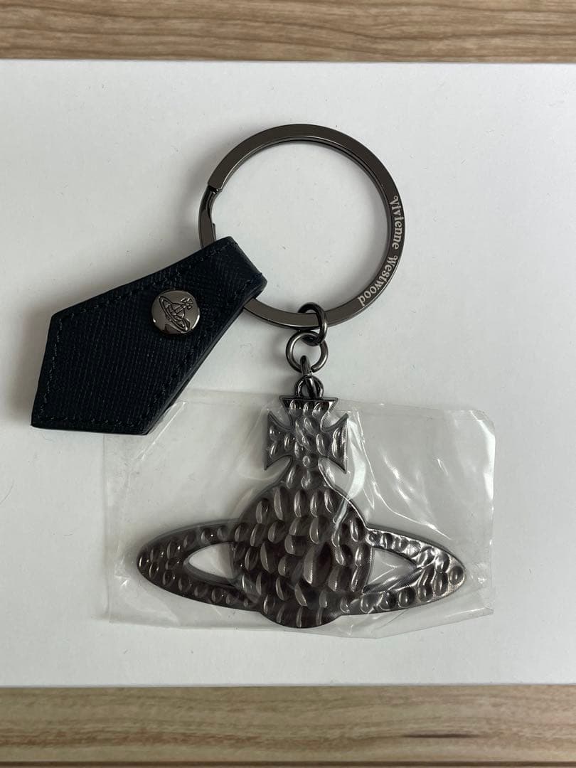 新品　箱ありVIVIENNE WESTWOOD 黒キーホルダー