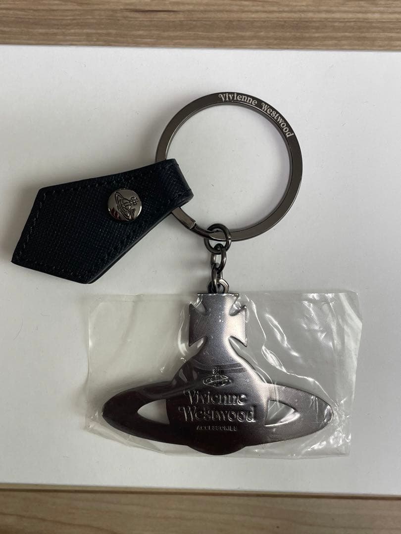 新品　箱ありVIVIENNE WESTWOOD 黒キーホルダー