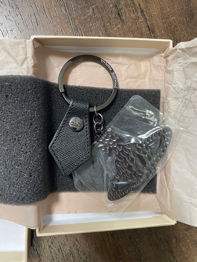 新品　箱ありVIVIENNE WESTWOOD 黒キーホルダー