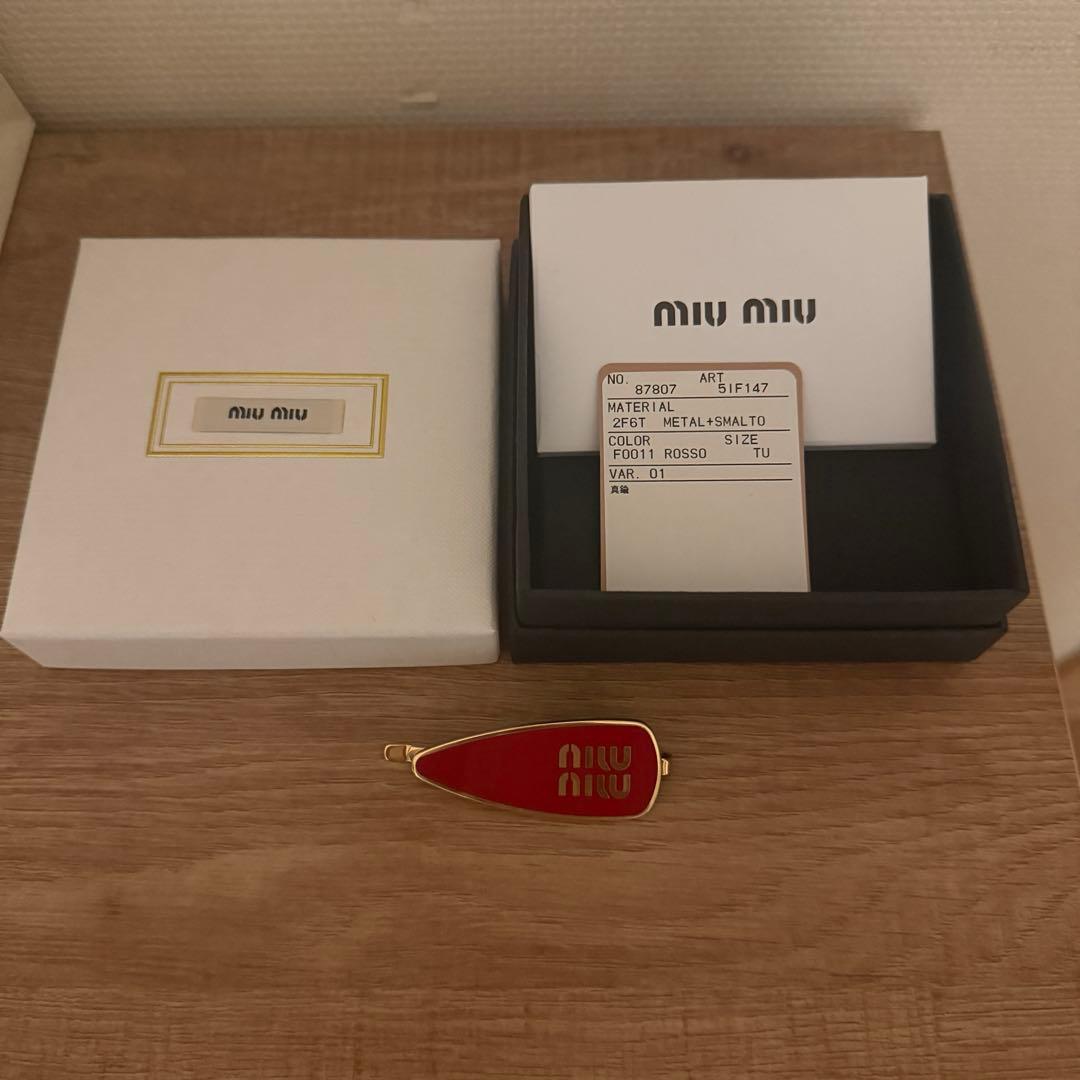 miumiu エナメルメタル　ヘアクリップ　レッド