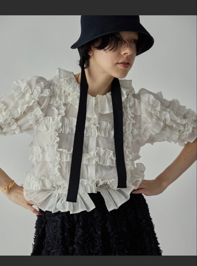 perna フリル付きホワイトブラウス