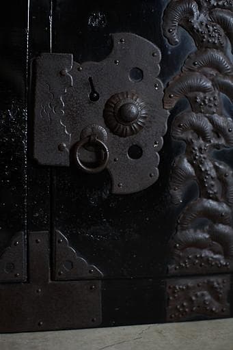 綺麗な打ち出し金具時代庄内箪笥　扉付き