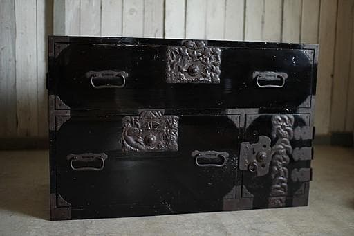 綺麗な打ち出し金具時代庄内箪笥　扉付き