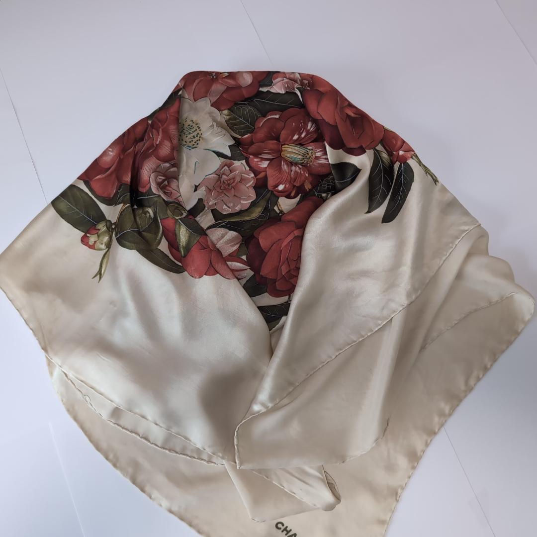 主役級　CHANEL カメリア シルク　大判85cmスカーフ ベージュ地 d60