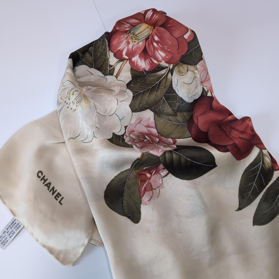 主役級　CHANEL カメリア シルク　大判85cmスカーフ ベージュ地 d60