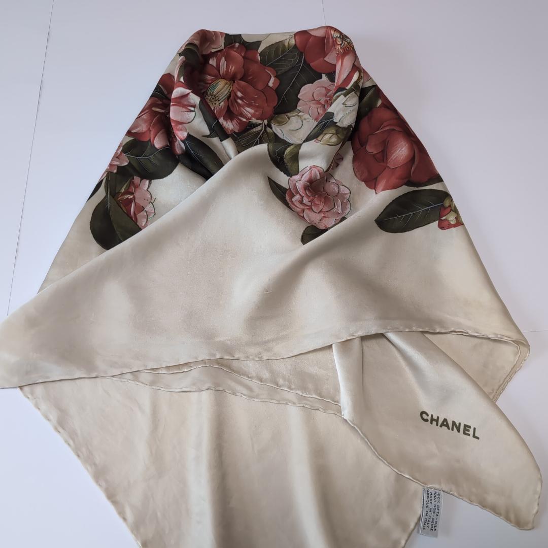 主役級　CHANEL カメリア シルク　大判85cmスカーフ ベージュ地 d60
