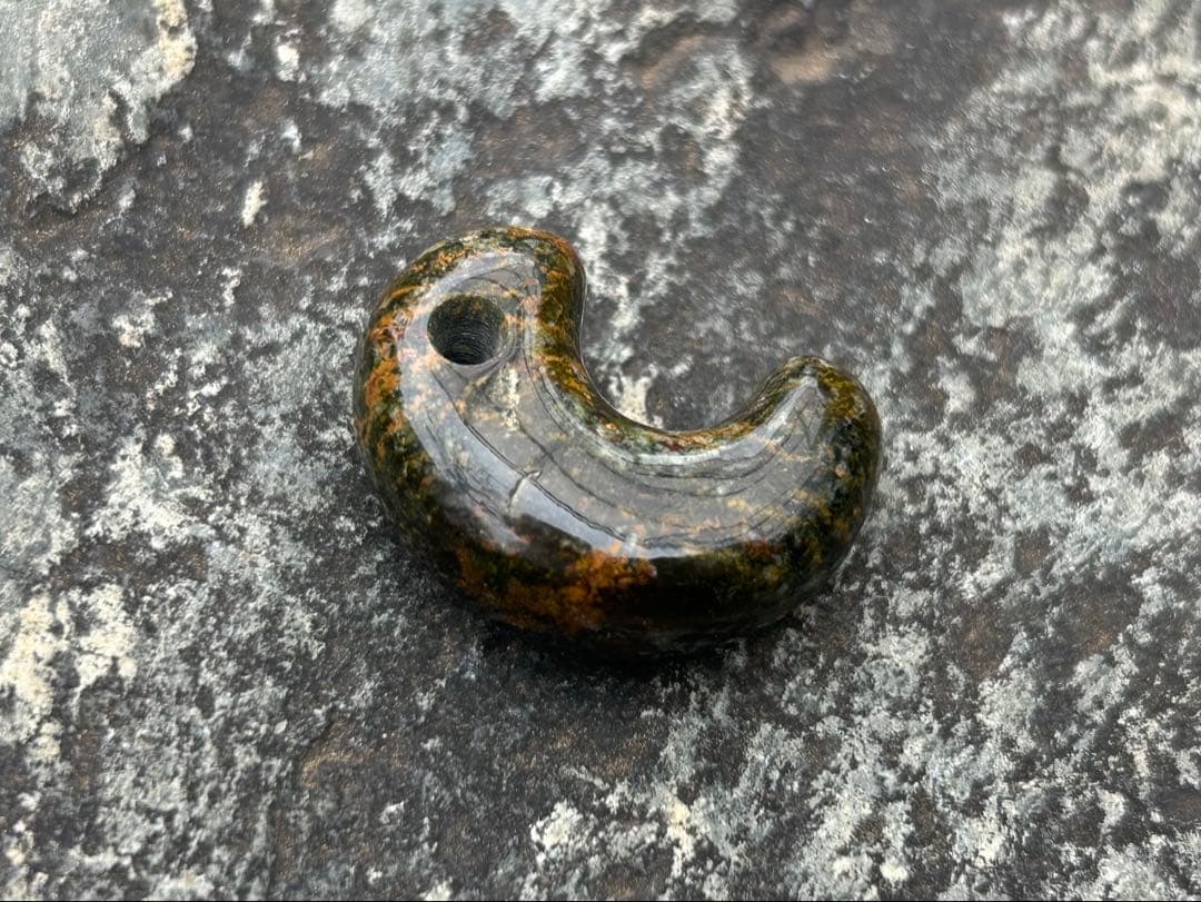 玉鹿石　勾玉　錦石