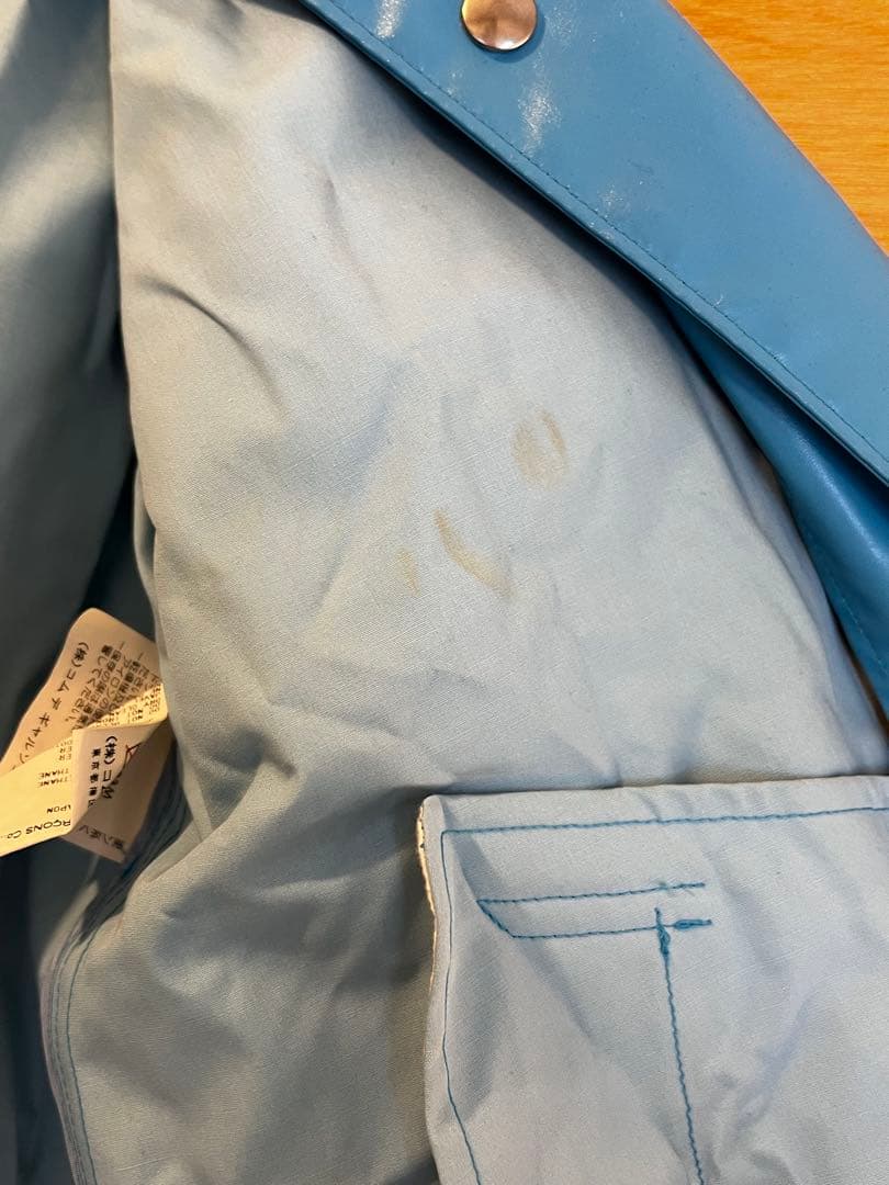 青い合成樹脂ロングコート