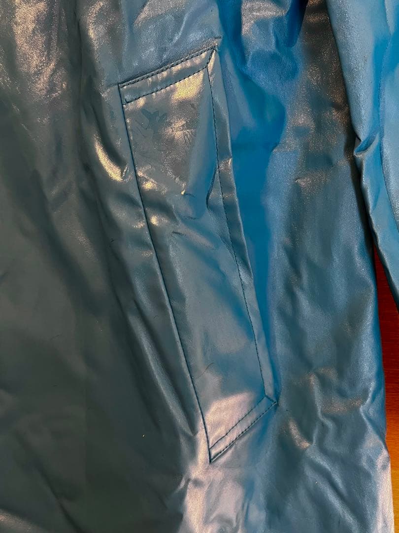 青い合成樹脂ロングコート