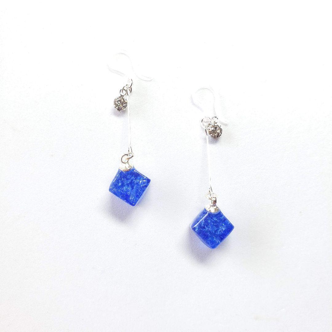 No.1601-A　琉球ガラス☆キューブ型☆ピアス・イヤリング(ネイビーブルー)
