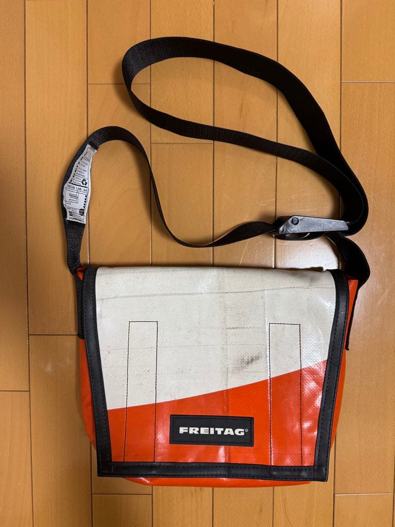 FREITAG F11メッセンジャーバッグ オレンジ/ホワイト