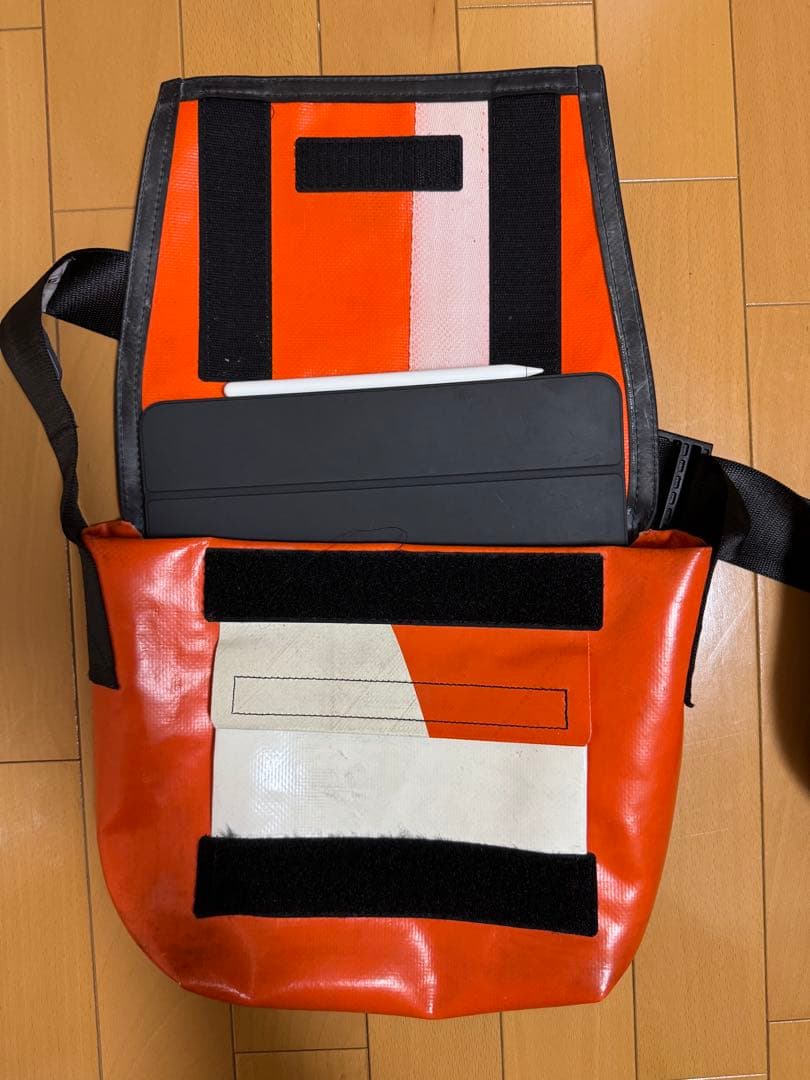 FREITAG F11メッセンジャーバッグ オレンジ/ホワイト