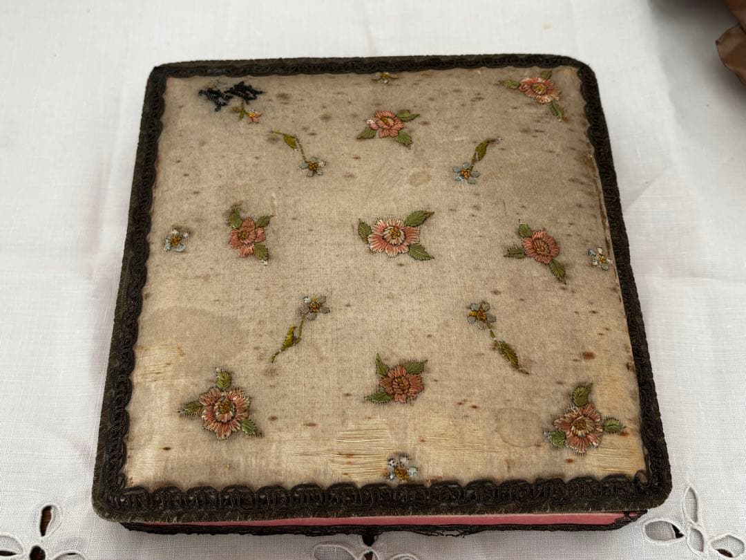 フランスアンティーク　カルトナージュ　小物入れ　刺繍　イニシャル入り