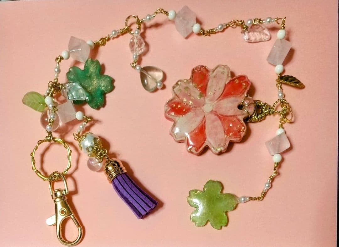 桜の陶芸小物と天然石のワイヤーアクセサリー、バッグチャーム