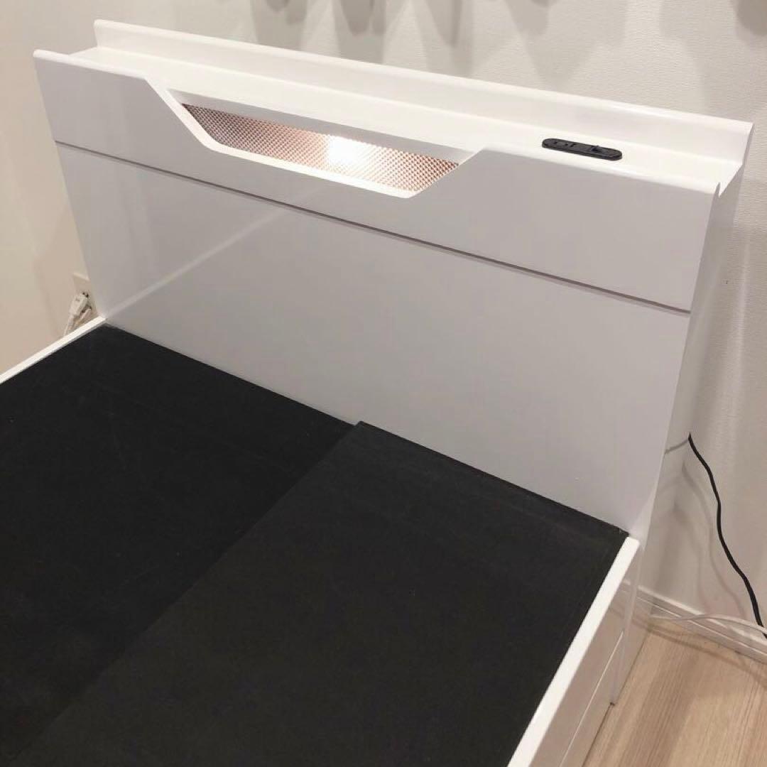 ホワイトベッド 引出5箇所LEDライト付き　店じまいセールで半額11万円で購入